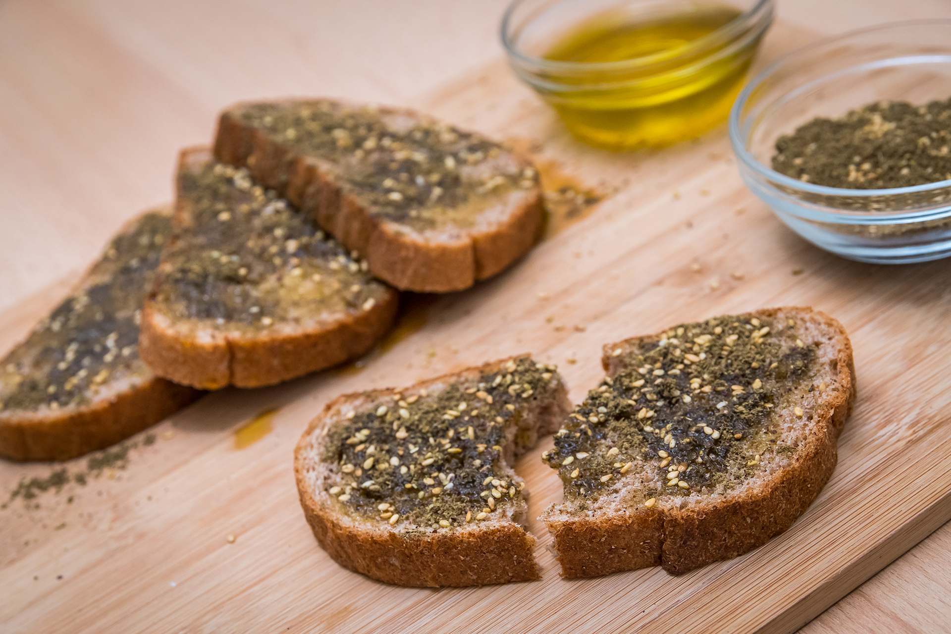 Zatar cu pâine integrală și ulei de măsline