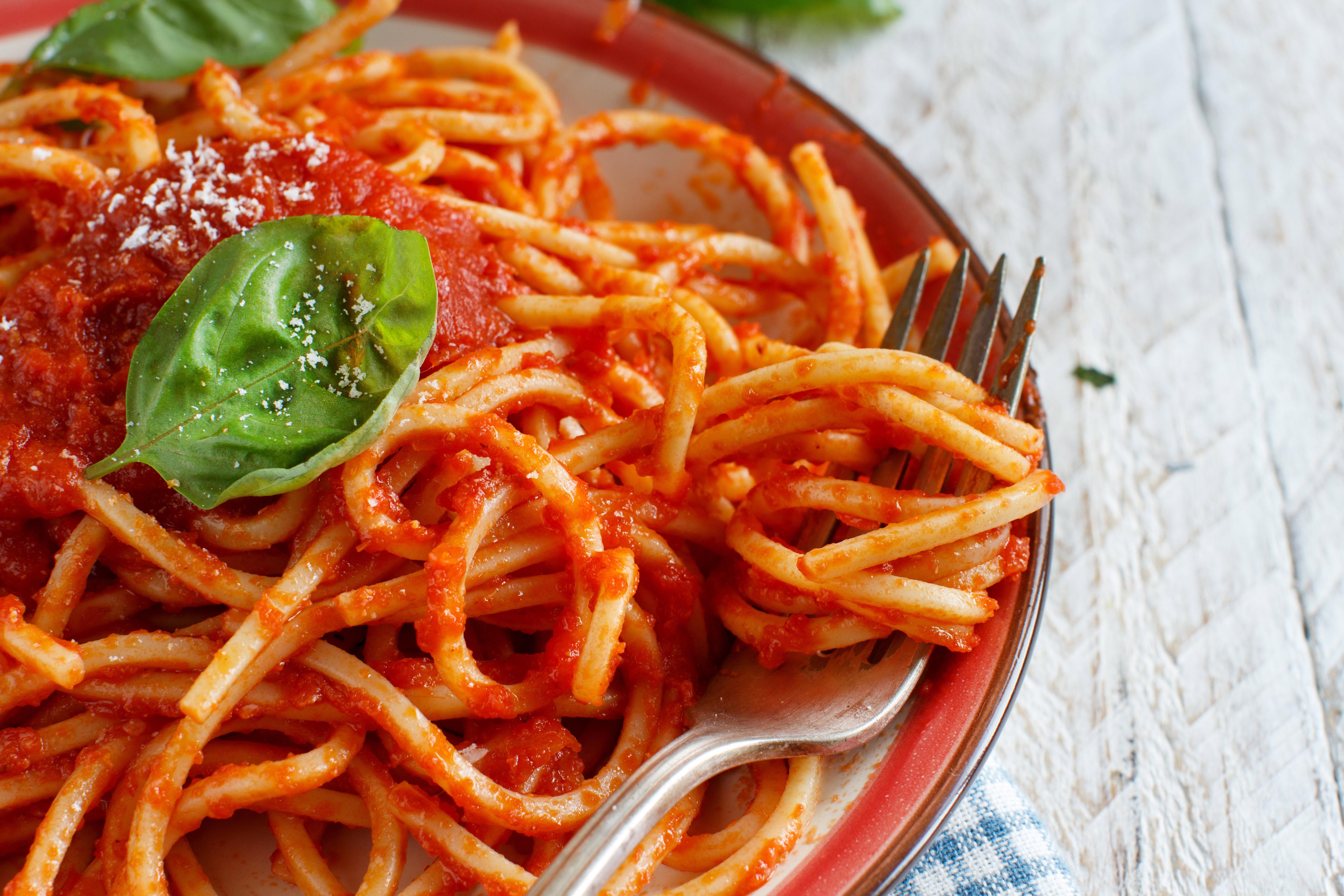 Spaghete cu sos de roșii și pecorino