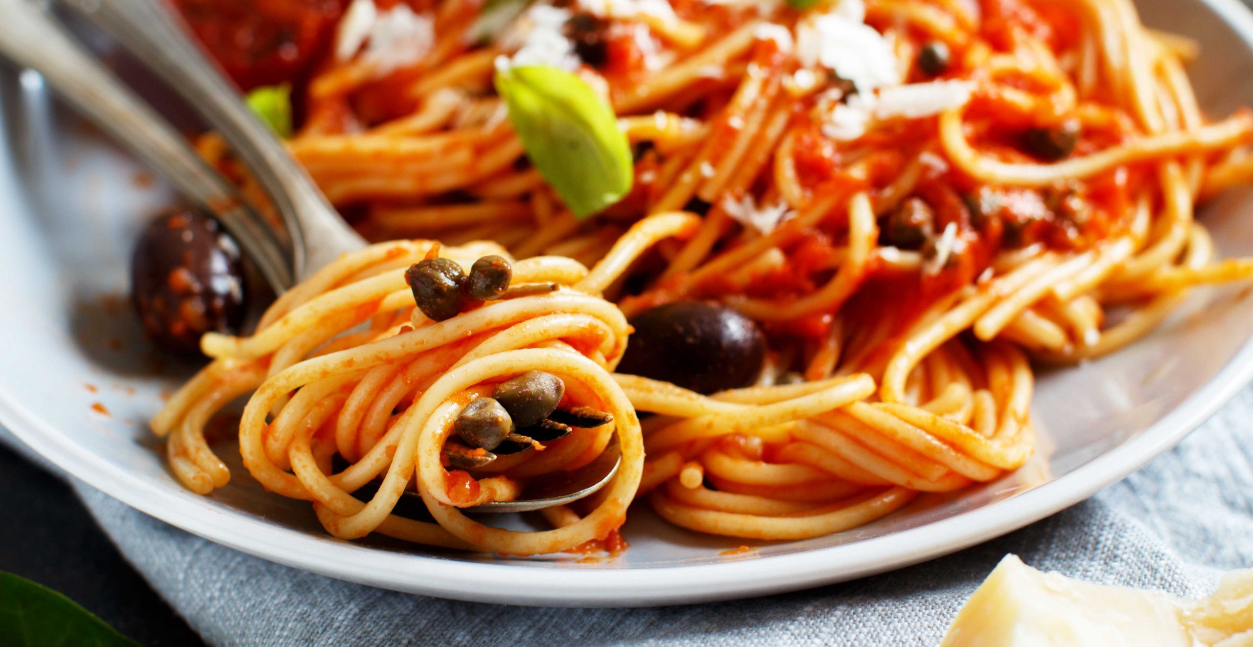 Spaghete Puttanesca cu roșii, capere și măsline