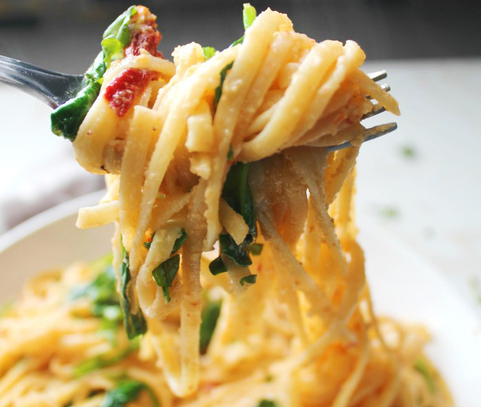 Hummus, sundried tomatoes and spinach linguine