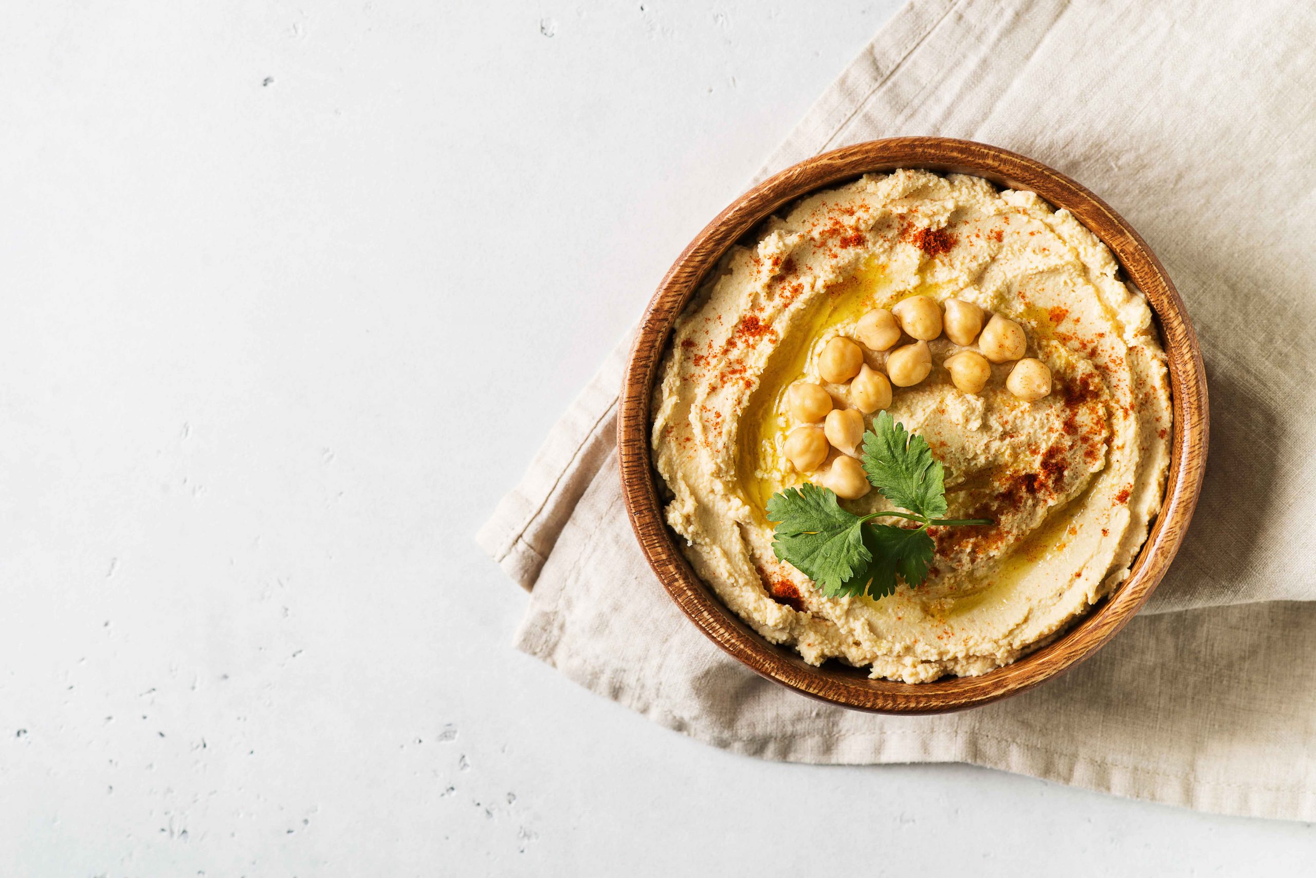 Hummus cu garnitură de vinete și lipii crocante cu zatar