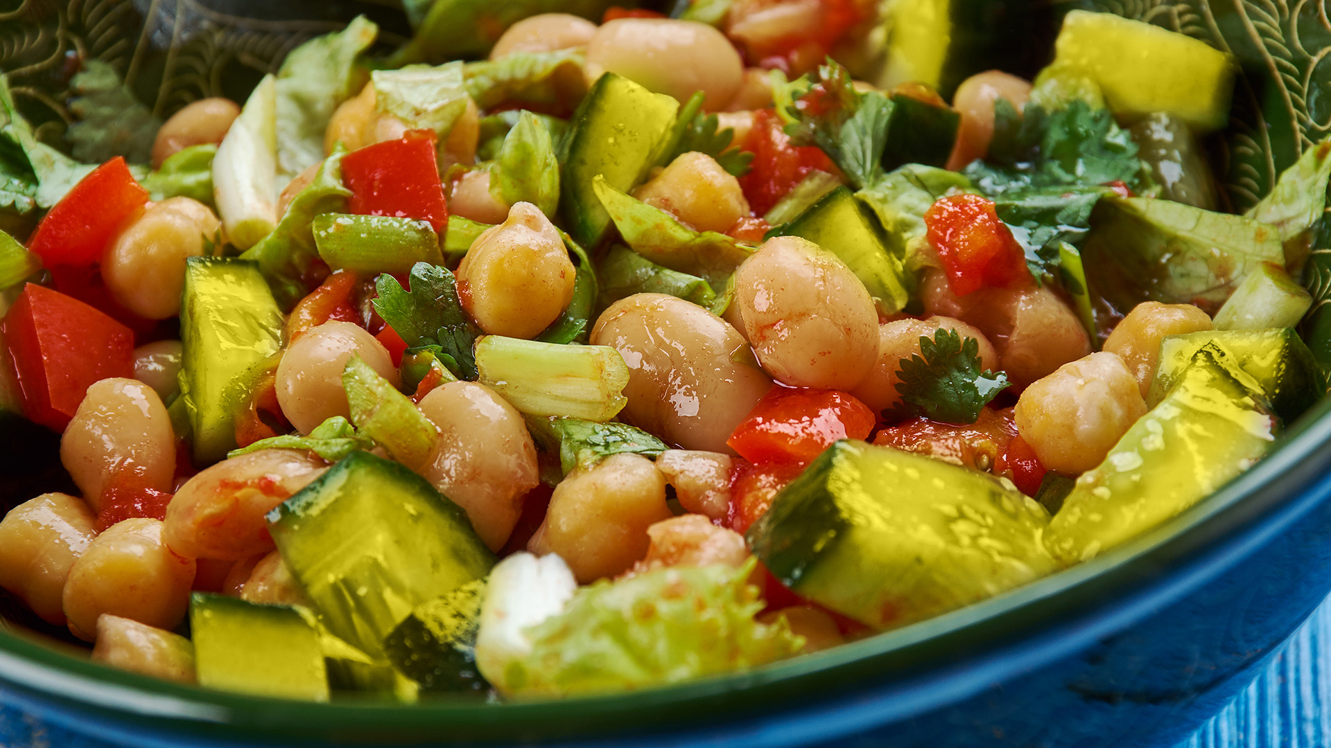 Salată mediteraneană cu năut boabe și dressing de tahini