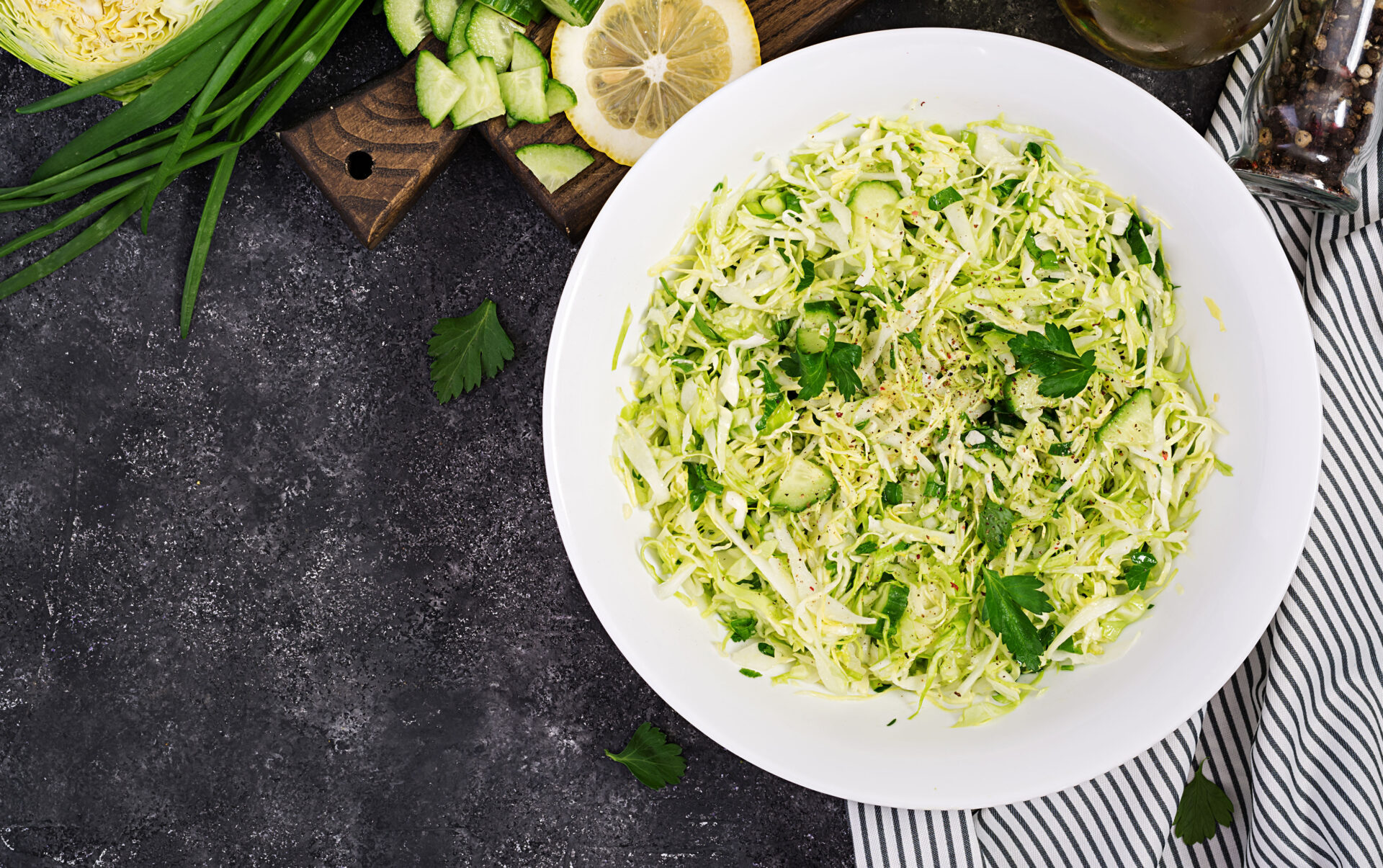 Salată „Green Goddess” cu hummus